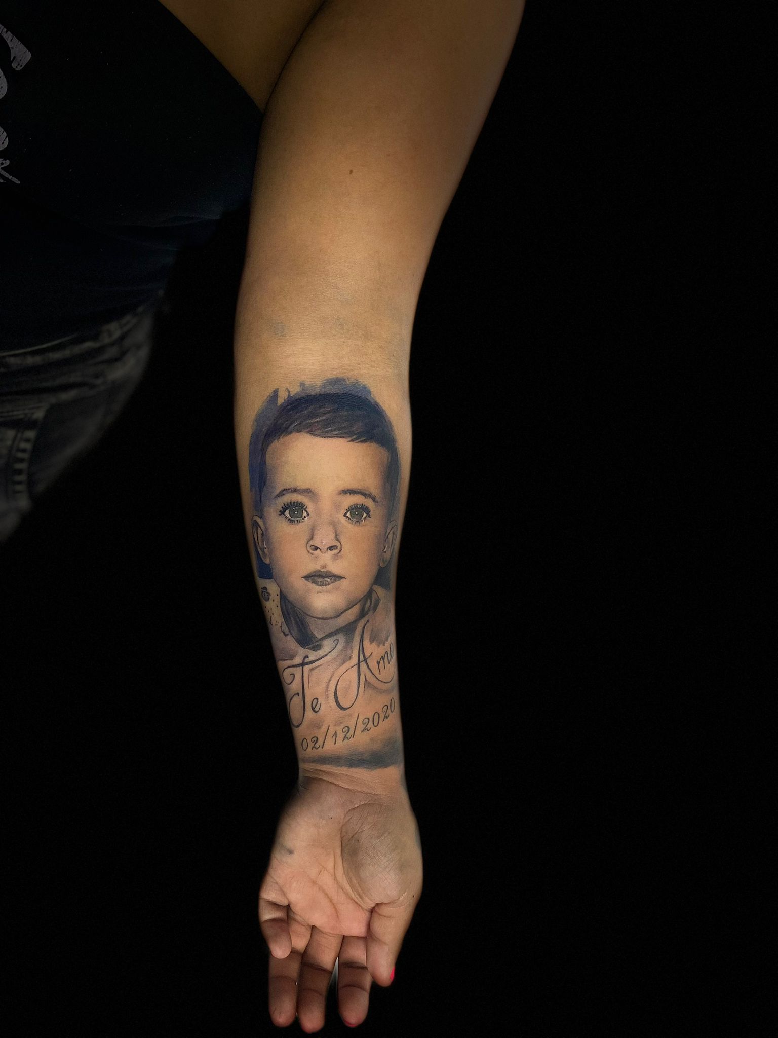 Tatuaje retrato artístico en Royal Brand Tattoo Barbers Valencia